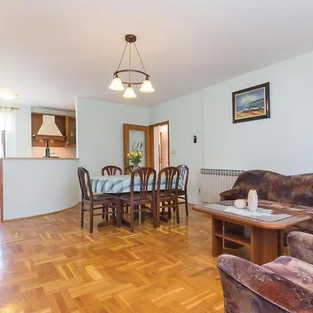 Lovely Apartment In Fazana With Kitchen *
